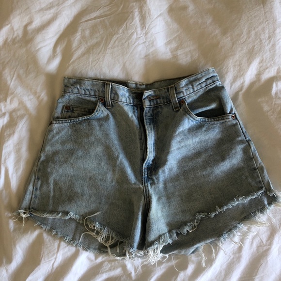 Vintage light wash Levi cut-offs - Picture 4 of 5